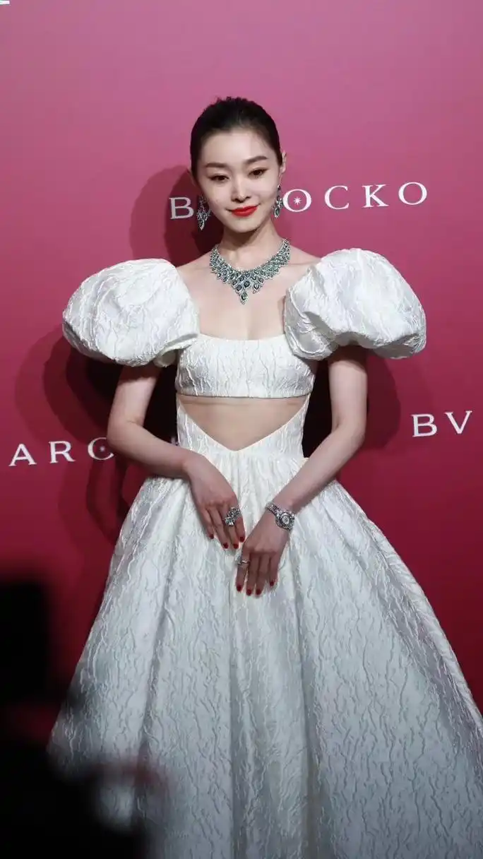 宋轶真是放得开,穿镂空泡泡袖礼裙出席活动,女团身材好绝  难得有一回