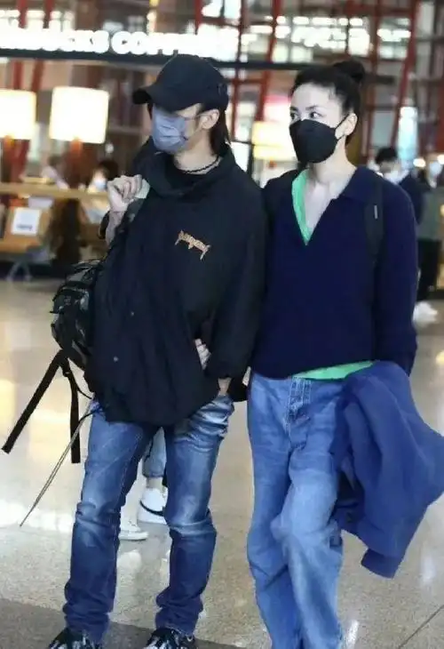 王菲终究选对了谢霆锋活力满满李亚鹏直播哭穷窦唯人间烟火