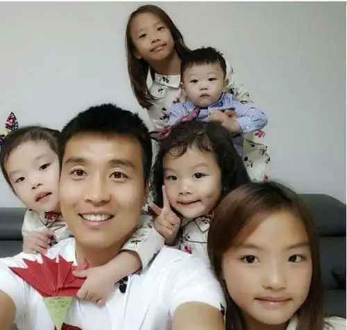 近日,韩国国足李同国的名字再度登上了热搜榜,自从他们一家人从综艺