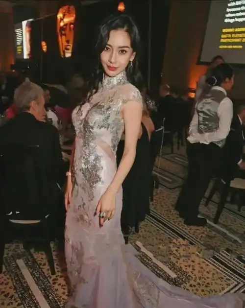 杨颖穿中式旗袍现身英伦红毯发型变化大皱纹明显被认成邓文迪