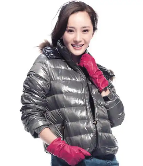 从这组杨幂早年间的广告代言照片中,我们可以看到那时候的她整个五官