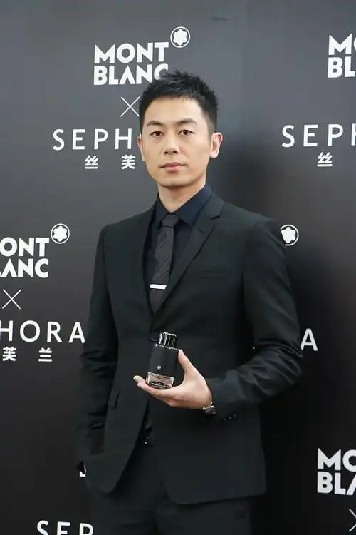 "行走的荷尔蒙"朱亚文现身某品牌活动 寸头西装尽显熟男魅力