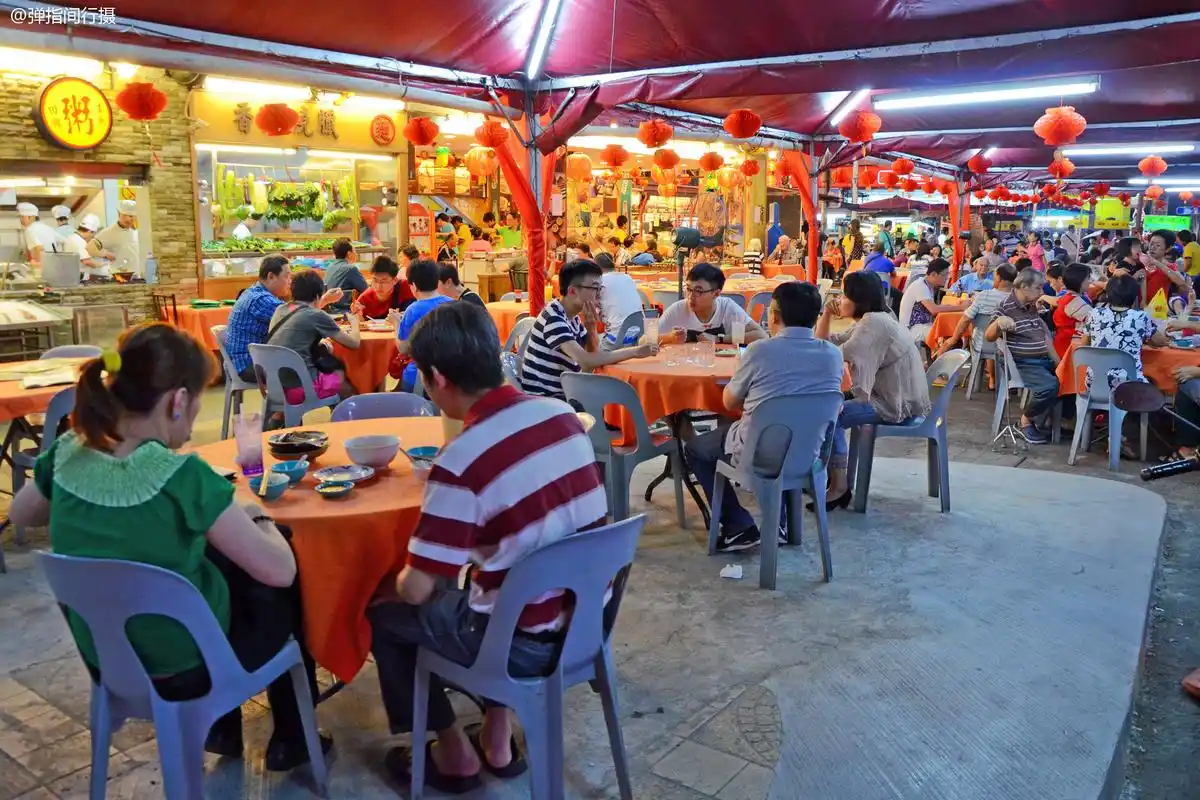 原创 马来西亚最火的夜市,春节美食大排档人满为患,感觉像在广州街头
