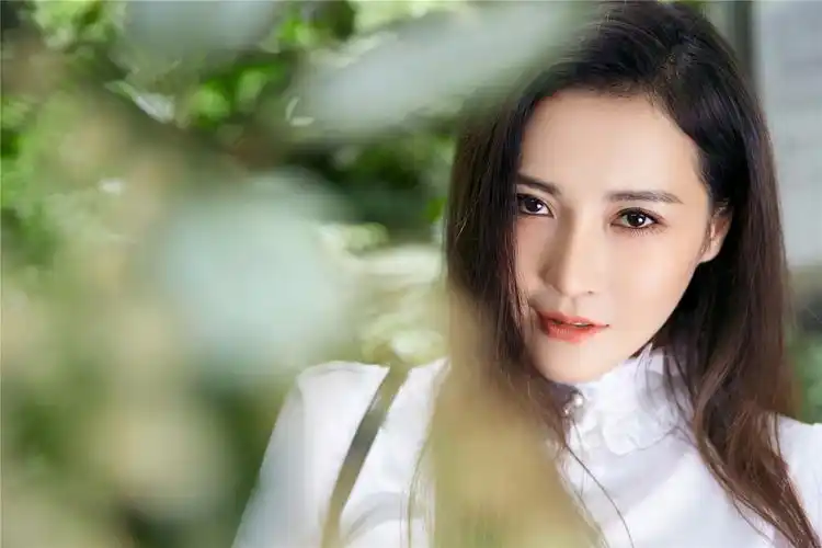 孙晶晶曝伦敦时尚大片 马场街头享休闲自然,现实中的《维和步兵营》