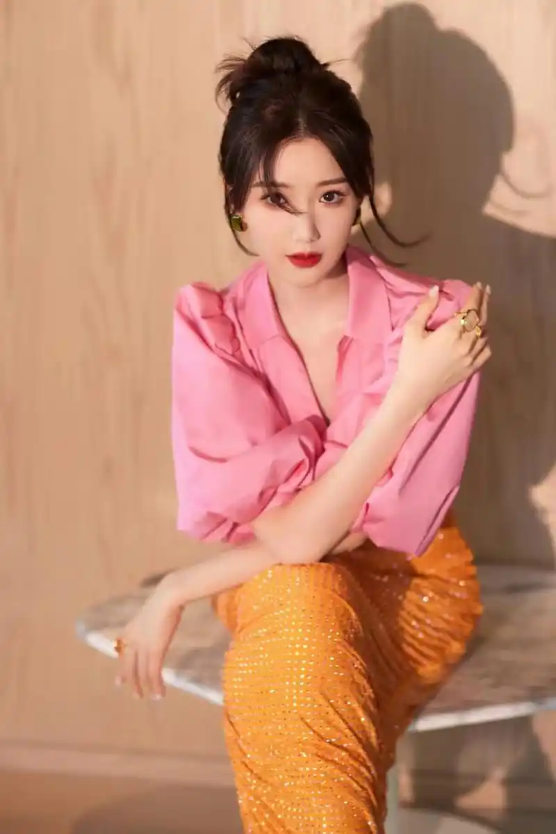 毛晓彤最新造型大片,粉色泡泡袖上衣搭配橙色亮片半身裙,飒可柔,粉色
