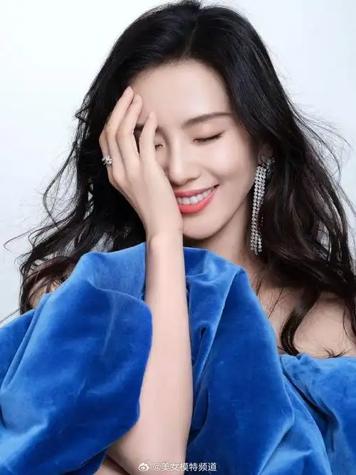 刘诗诗新年写真曝光 身着蓝色抹胸丝绒短裙俏皮比耶