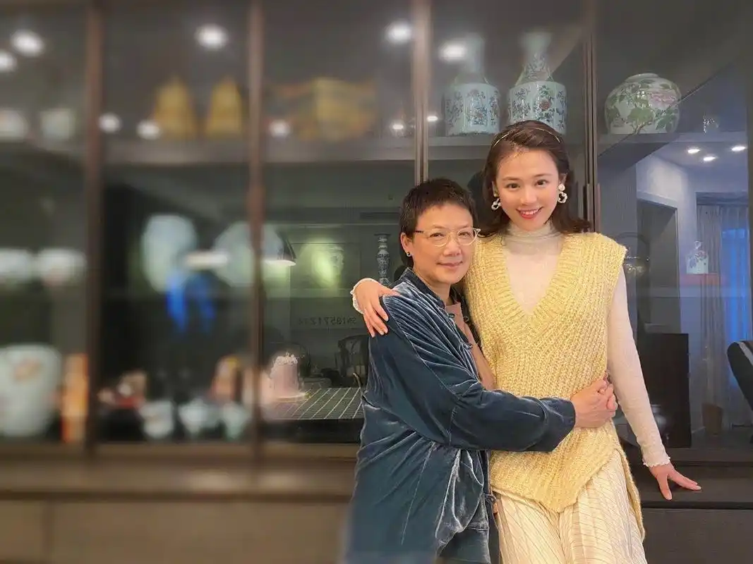 马思纯带妈妈看房状态佳,但身材依然胖,被助理扶着下台阶_网友