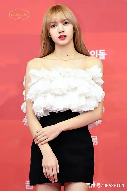 blackpink成员lisa第33届金唱片颁奖礼红毯风尚大秀!
