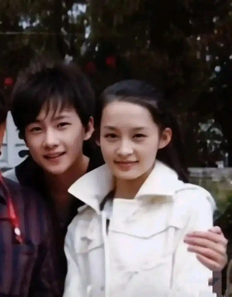 杨洋和李沁刚出道时的几张合影