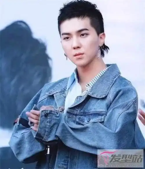 男生日系小狼尾发型剪完立马变帅哥型男