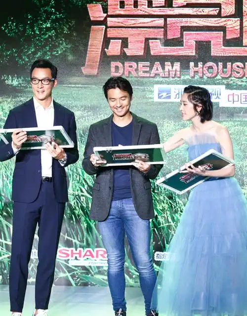 吴彦祖与冯德伦同台西装绅士 唐艺昕抹胸裙甜笑可爱