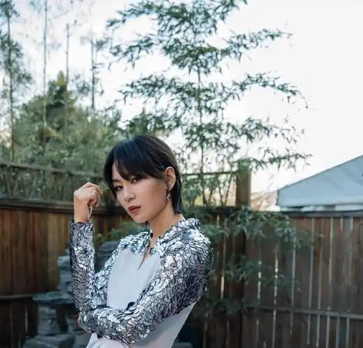 周笔畅罕见女人味,碎花长裙宽腰带,高定款复古优雅十足_中性_舞台