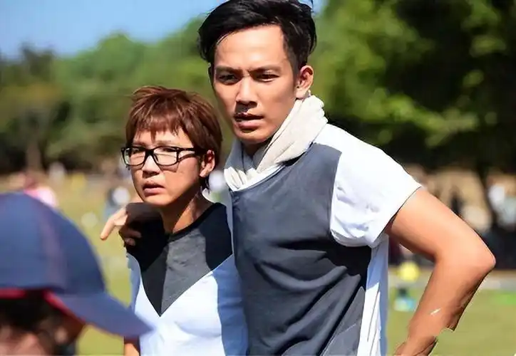 在娱乐圈中,能与林志颖的"不老神颜"媲美的,估计就只有钟汉良了.