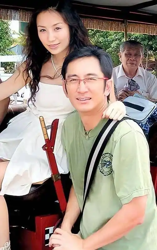 石洋子:22岁嫁43岁吴启华,离婚后依旧被他当成女儿宠着