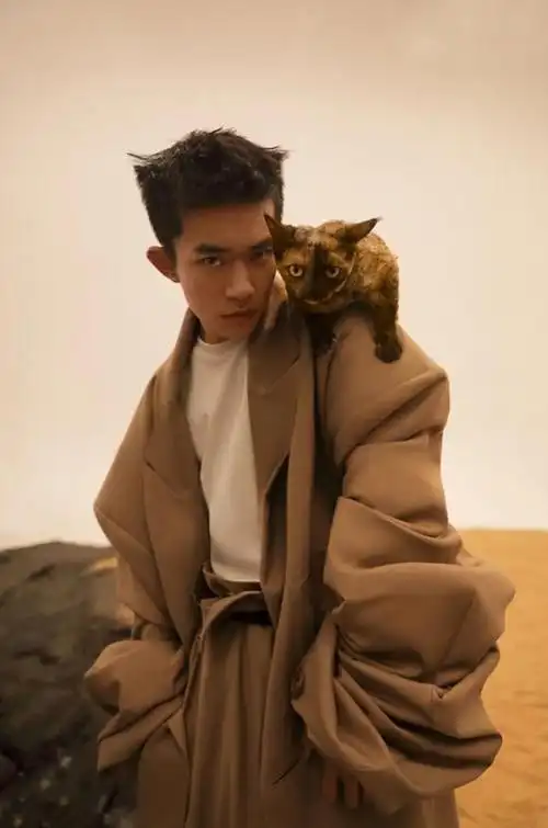 易烊千玺新周刊封面易烊千玺登杂志封面