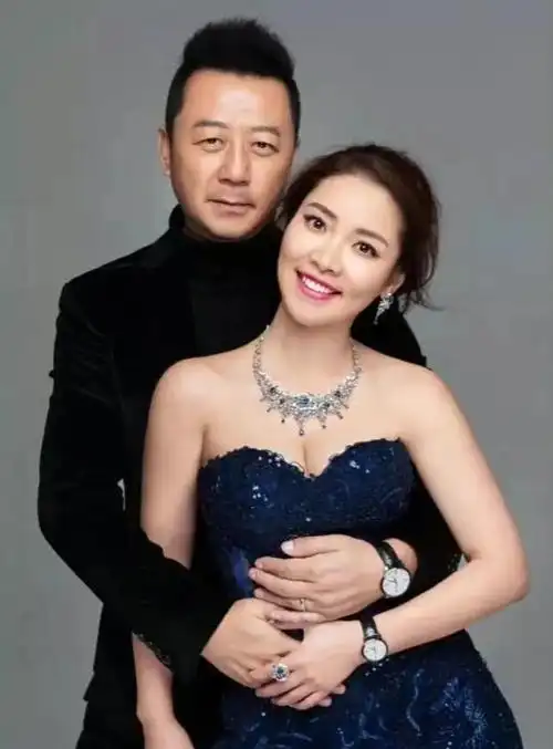 重庆美女李燃:嫁大17岁演员郭涛,生一儿一女,风光背后是辛酸