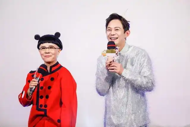 当53岁"金龟子"刘纯燕同框45岁何炅,终于见识到最高级的娃娃脸_网易订