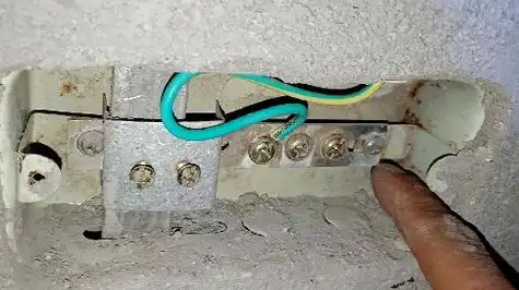 如:通信系统,天线等,这些设备很容易被雷击坏,所以需要安装避雷针,再