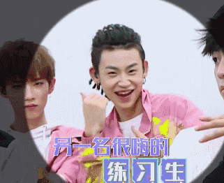 偶像练习生小鬼出道追星女孩集资应援霸占北京西单