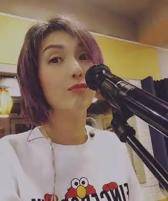 原创赌命生子的杨千嬅医生在一堆肿瘤中夹出孩子令人心疼