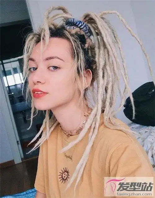 前卫个性女生脏辫彩色脏辫时髦亮眼