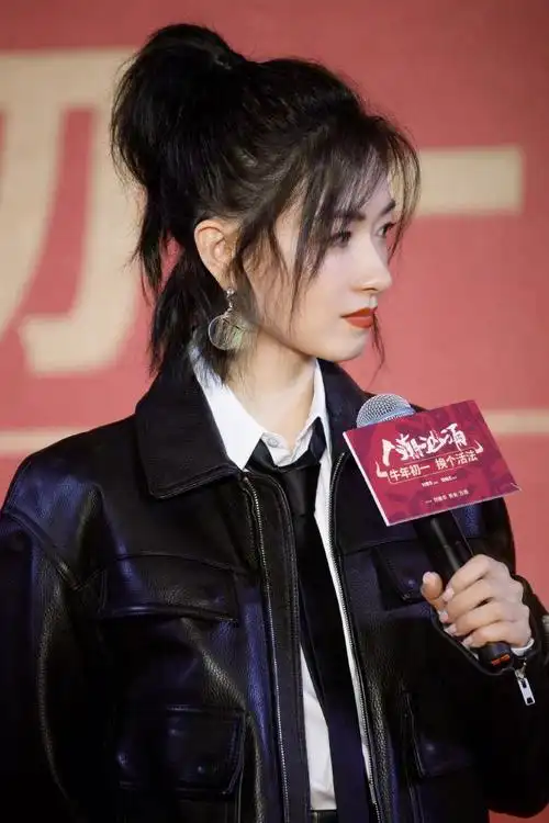 万茜人潮汹涌发布会喊话贾玲和刘德华合作让人期待