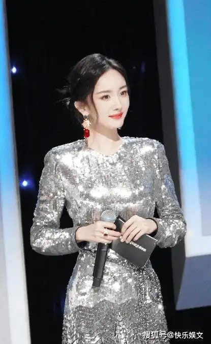 37岁杨幂现身英国伦敦机场!心情低落展现内心抗拒,引发粉丝担忧