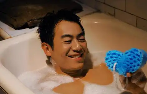 朱亚文爆超能荷尔蒙湿身半裸大秀胸肌