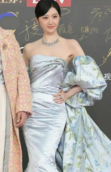 红毯这一夜,35岁的景甜用肚子上"赘肉",治好了我的身材焦虑