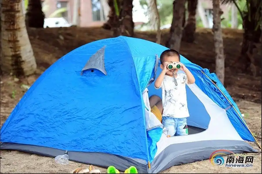 游客文昌海边支帐篷静待长征七号火箭发射