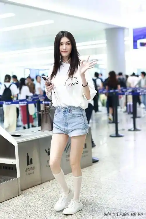街拍:何穗白teo 牛仔短裤 白色小腿袜 帆布鞋清纯少女感_上海_机场