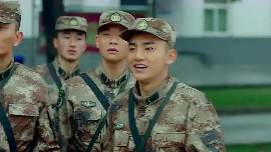 热血尖兵:排长让男子带兵趴地上游泳,让他别捣乱,男子不服气!