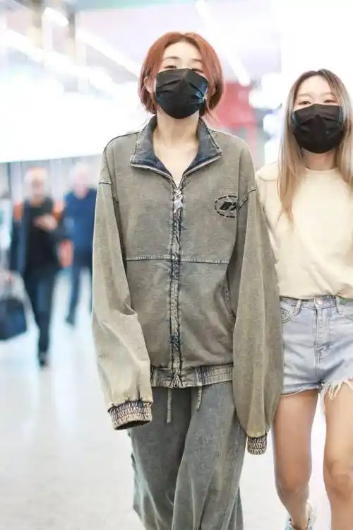 这款牛仔外套和裤子都着重水洗做旧的风格,宽松肥大,被喻言穿出男友风