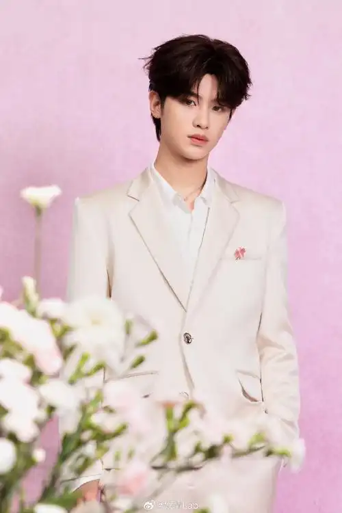 黄明昊花团锦簇写真##黄明昊白西装