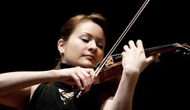 初学小提琴夹琴和持弓的基本姿势步骤