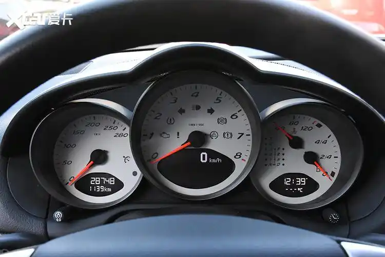 三圆形的仪表盘采用了白色的表底设计,中间仪表为转速表.