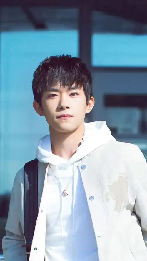 tfboys易烊千玺最新街拍照图片