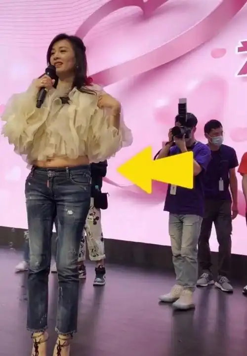 张庭再怎么证明年轻未修图干瘦蜡黄肚子赘肉横生是事实