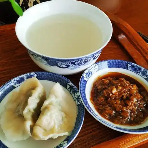 芹菜肉饺子,皮薄馅大,一口一个香极了