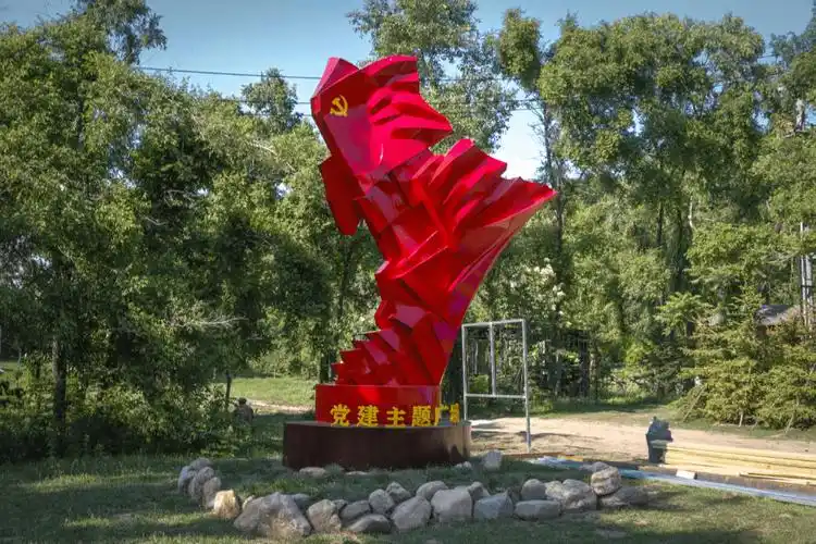 查看精彩图片精神内涵传递着红色文化的景观小品造型独特,设计别致的