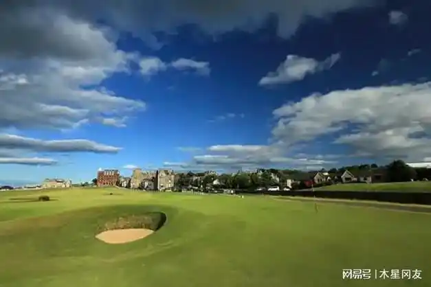 高尔夫球场沙坑里男女做爱令人震惊的时刻