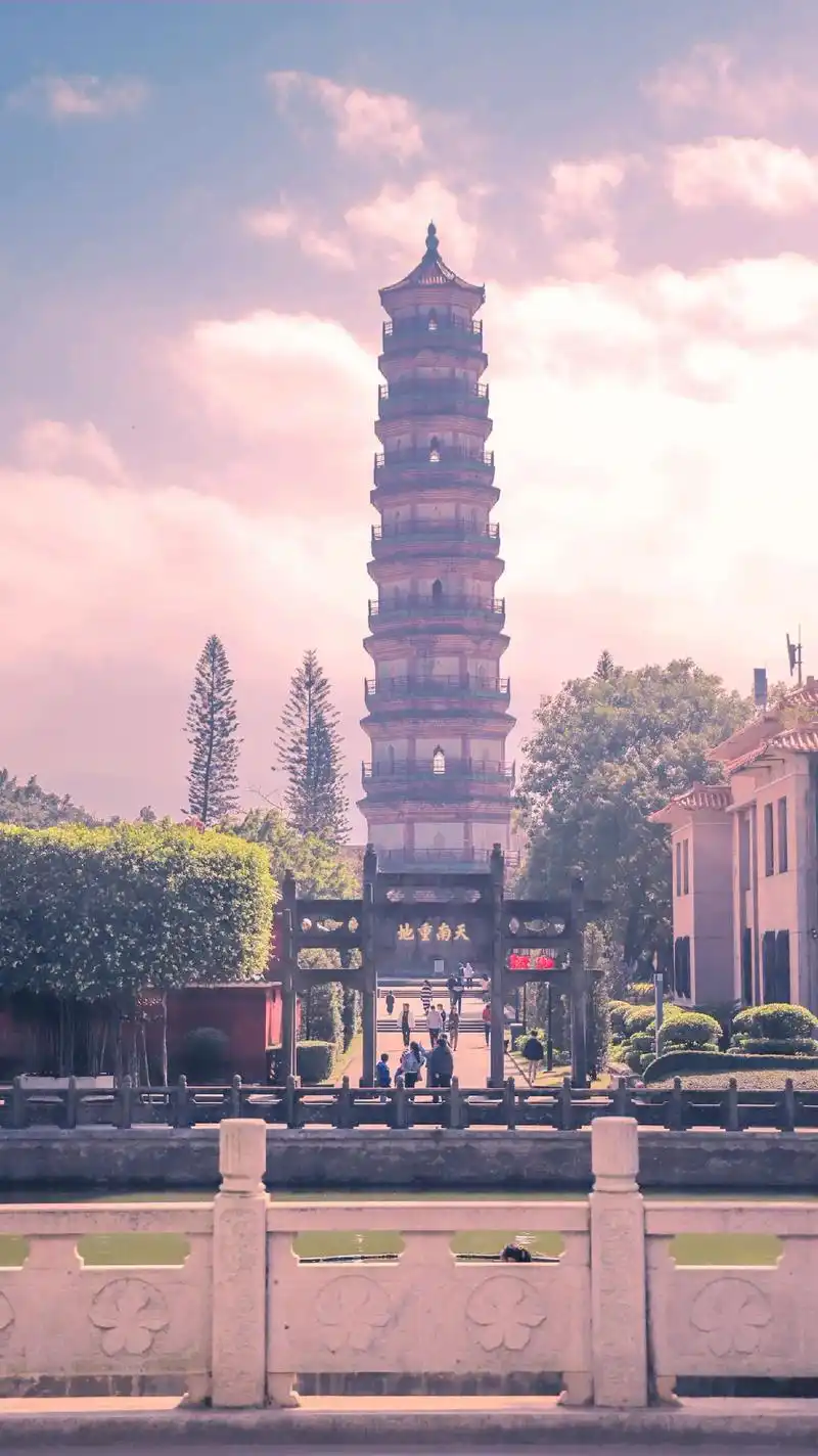 三元塔高度近六十米,位置在原雷城的南门头.[1]此塔 - 抖音