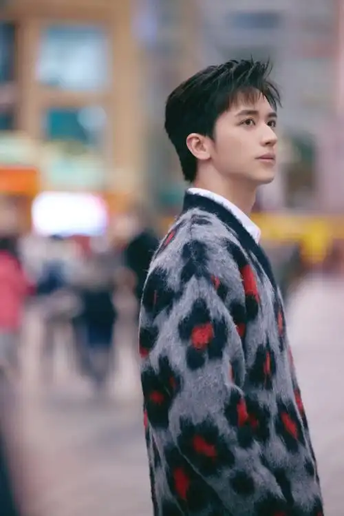 许魏洲冬日街头随拍##许魏洲全新个人专辑限定展