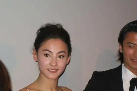 王菲和李亚鹏离婚10年后:一个高调牵手旧爱谢霆锋,一个再婚生女