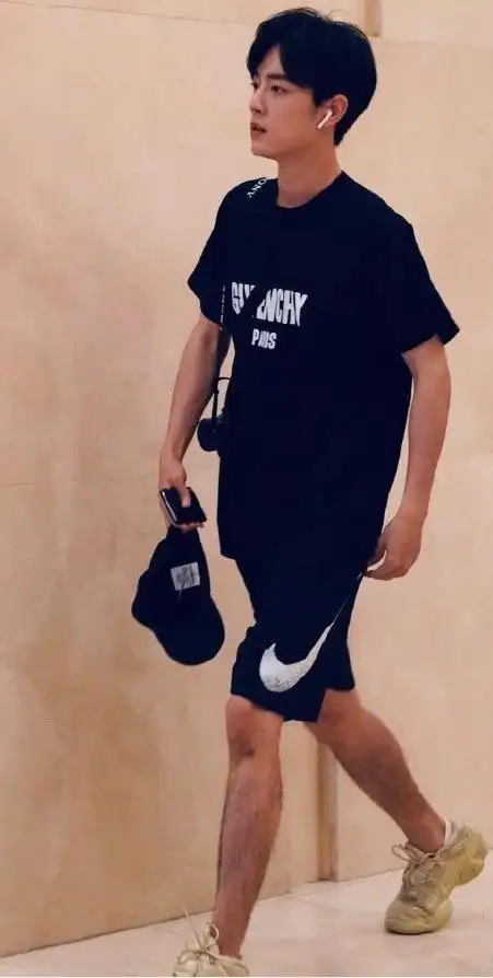 肖战许久未露面,粉丝大呼,肖战你的腿毛还好吗?