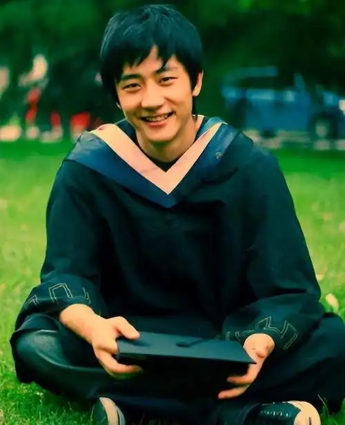 "国民初恋"黄轩疑似整容?鼻子透光引发热议,网友称颜值下滑