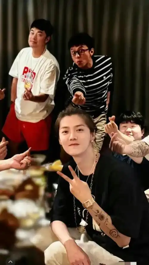 鹿晗34岁生日这天,顶流衰落,人走茶凉,在他身上体现的淋漓尽致