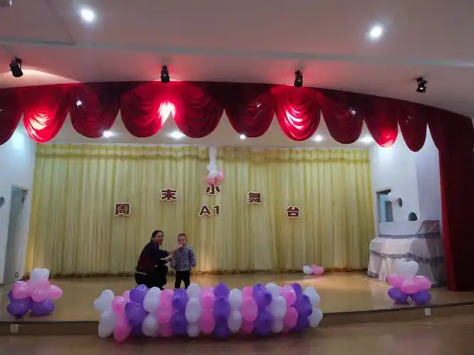 小舞台,大梦想--漯河小哈佛幼儿园a1班周末小舞台活动