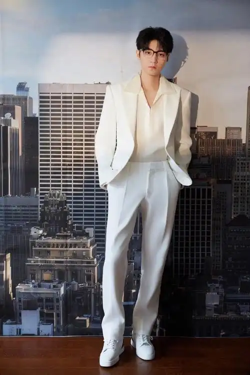 王俊凯一身纯白西装出席品牌活动,白色衬得眼神都更深情了!