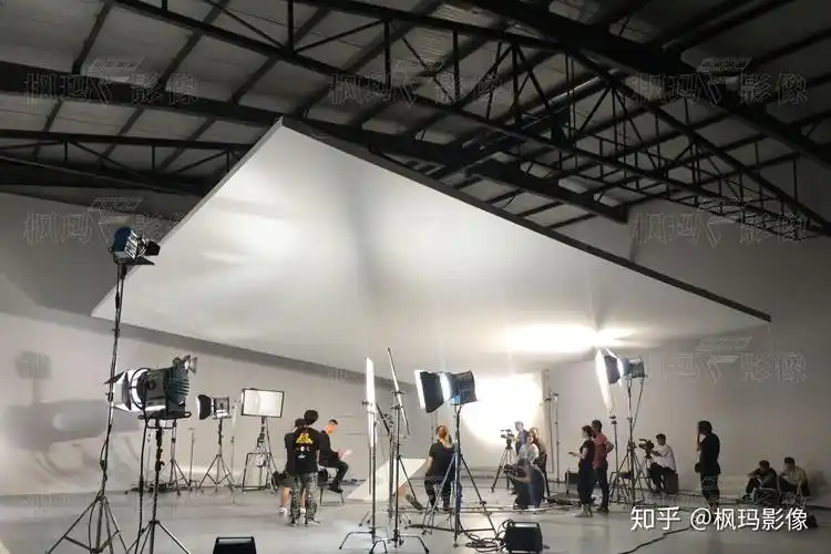 可铺设轨道数码汽车转盘无影棚:(可容纳卡车拍摄)照片均为场地实拍